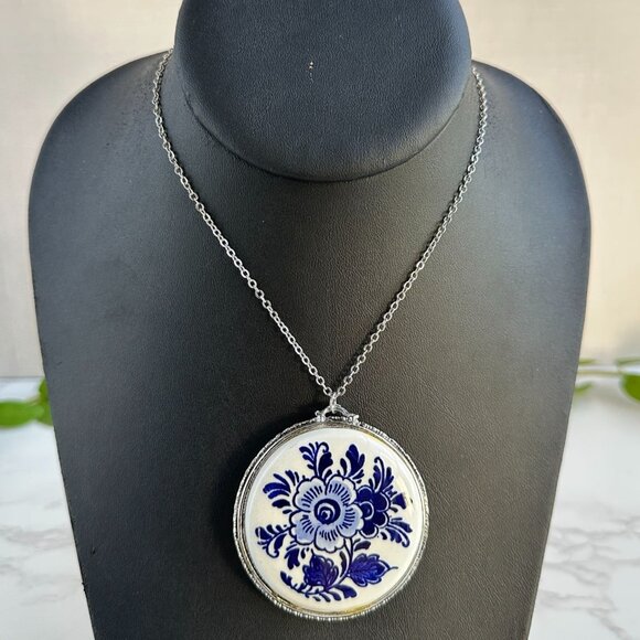 Delft Blue Reversible Pendant Necklace 20" Chain Silver Tone Floral & Sailboat - Picture 4 of 6
